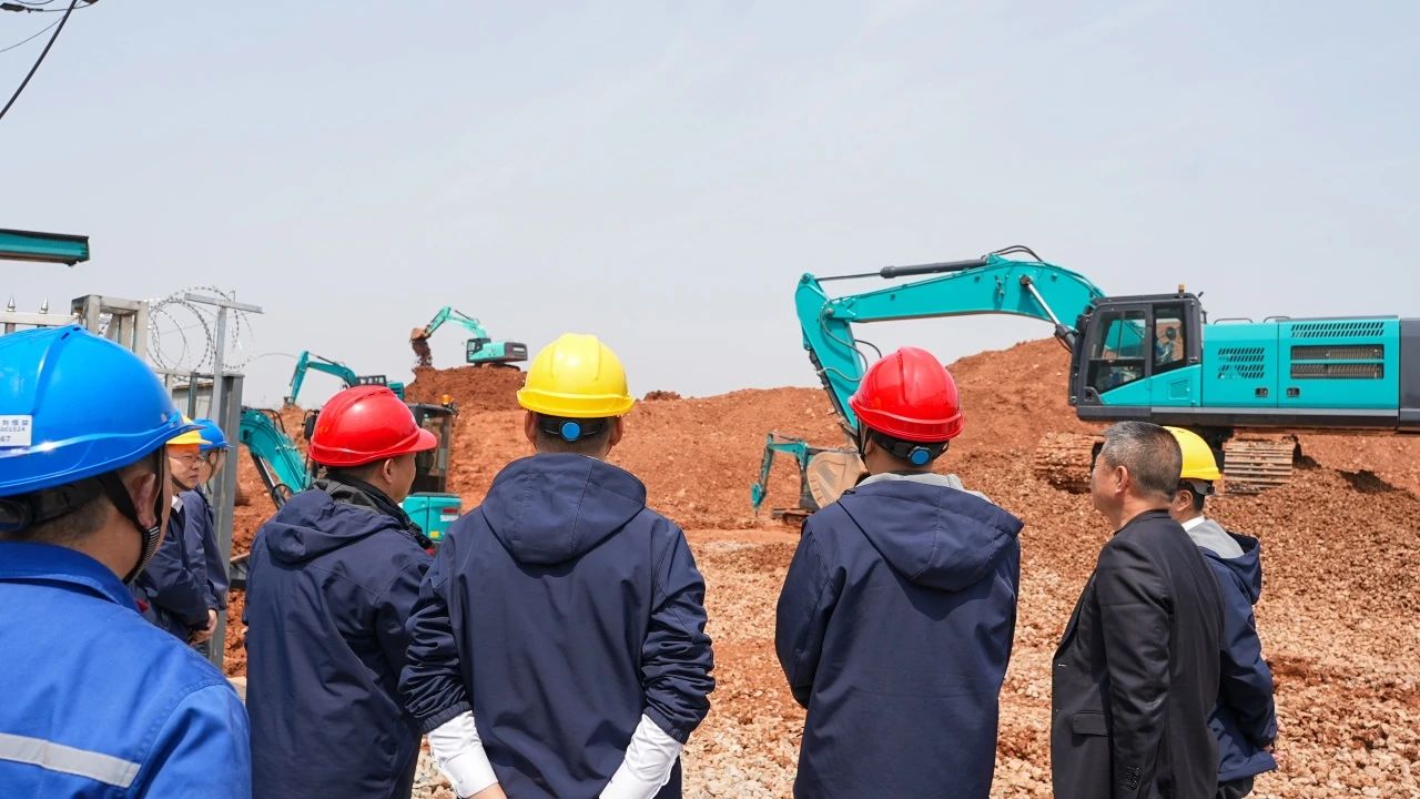 聚焦市场需求，，，，，币游国际智能三款精品工程液压挖掘机乐成下线