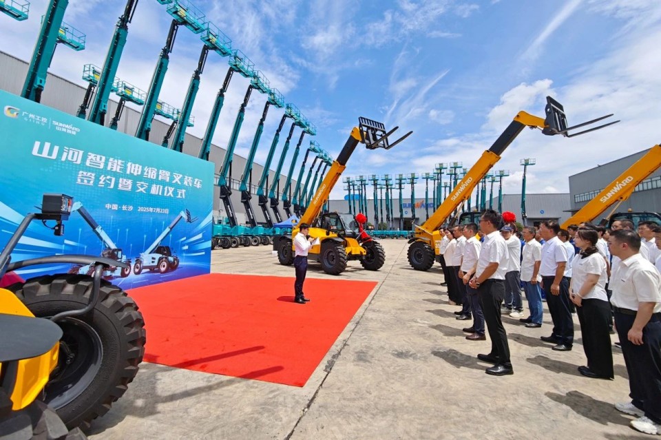 币游国际智能伸缩臂叉装车批量交付，，，，，，即将奔赴新一线