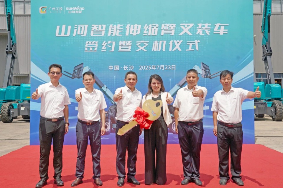 币游国际智能伸缩臂叉装车批量交付，，，，，，即将奔赴新一线